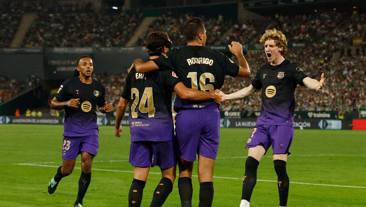 Barcelona golea el Real Betis y confirma su dominio en LaLiga de España (Reuters)