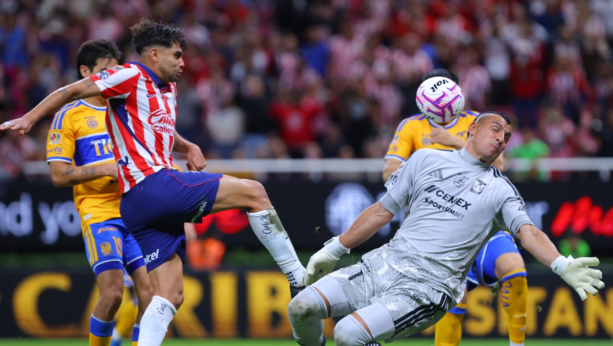 Chivas rescata el empate contra unos Tigres con 10 jugadores (Imago7)