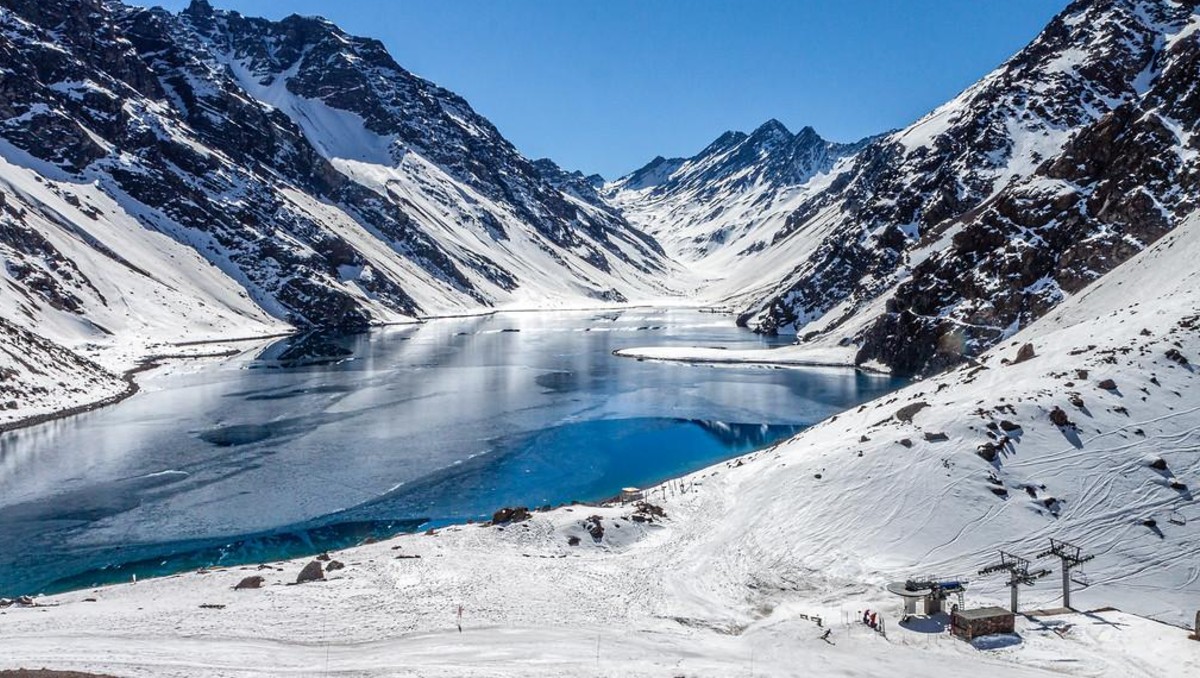 Equipos de emergencia trabajan en la zona cordillerana de Portillo tras el desprendimiento de nieve. | Foto: EFE
