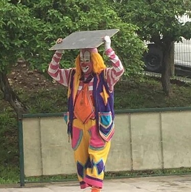 El payaso Farolito fue despedido por familiares y comediantes con una canción durante su funeral en Monterrey. Su homenaje quedó en video.