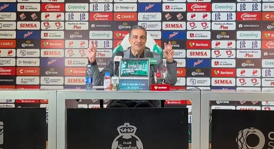 Renato Paiva celebra con la afición la goleada de Santos. | Luis Jiménez