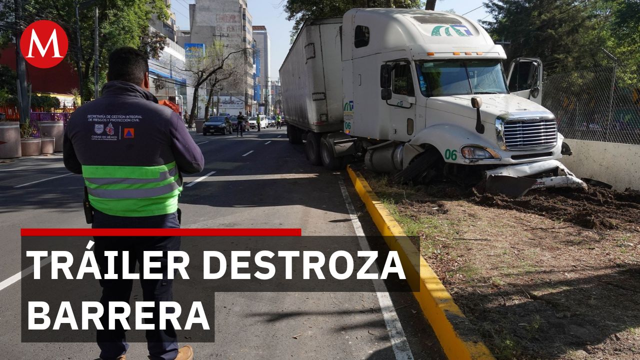 Tráiler pierde el control y choca contra barrera en carretera 57