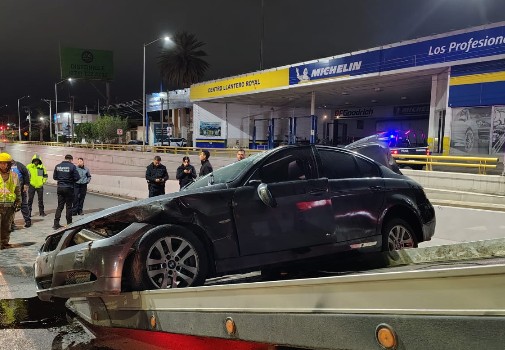 Vuelca BMW en el desnivel del bulevar Independencia en Torreón. | Foto: Milenio Policía.