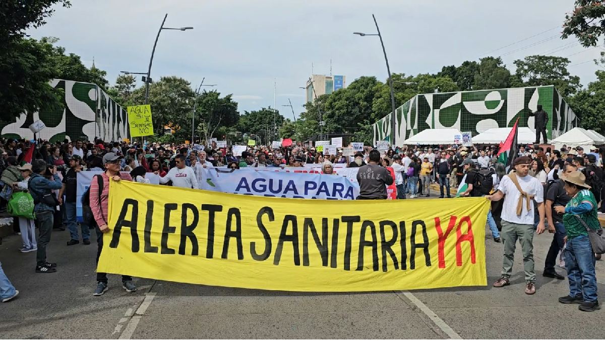 Familias y vecinos de colonias afectadas en la ciudad caminaron desde el Parque Rojo hasta el primer cuadro tapatío. (Juan Carlos Munguía)