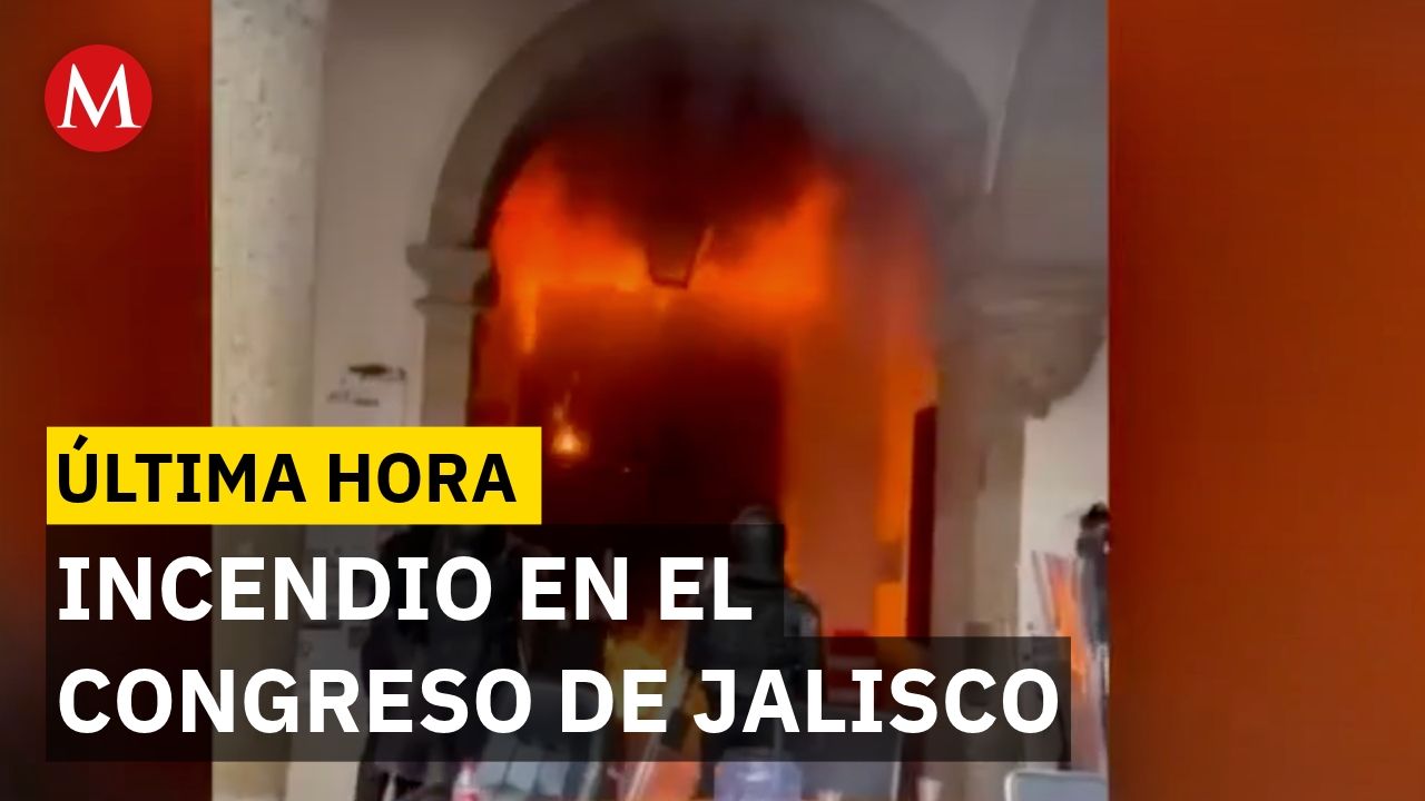 Incendio en la puerta del Congreso de Jalisco tras manifestación que escaló en violencia