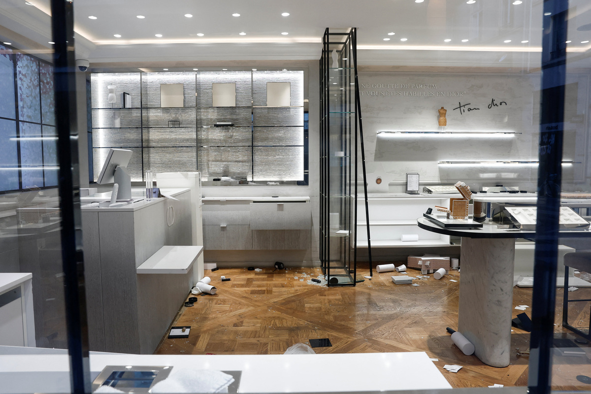 El interior de una tienda Christian Dior saqueada, un día después de los enfrentamientos durante una jornada nacional de manifestaciones. | Reuters