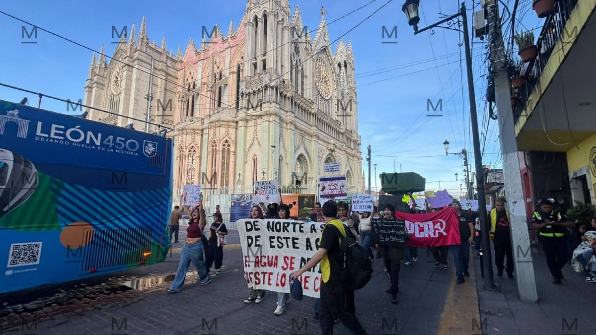 Los manifestantes recorrieron toda la calle Madero del centro de León hasta llegar a la explanada de la Presidencia Municipal. | Juan Carlos Romero.