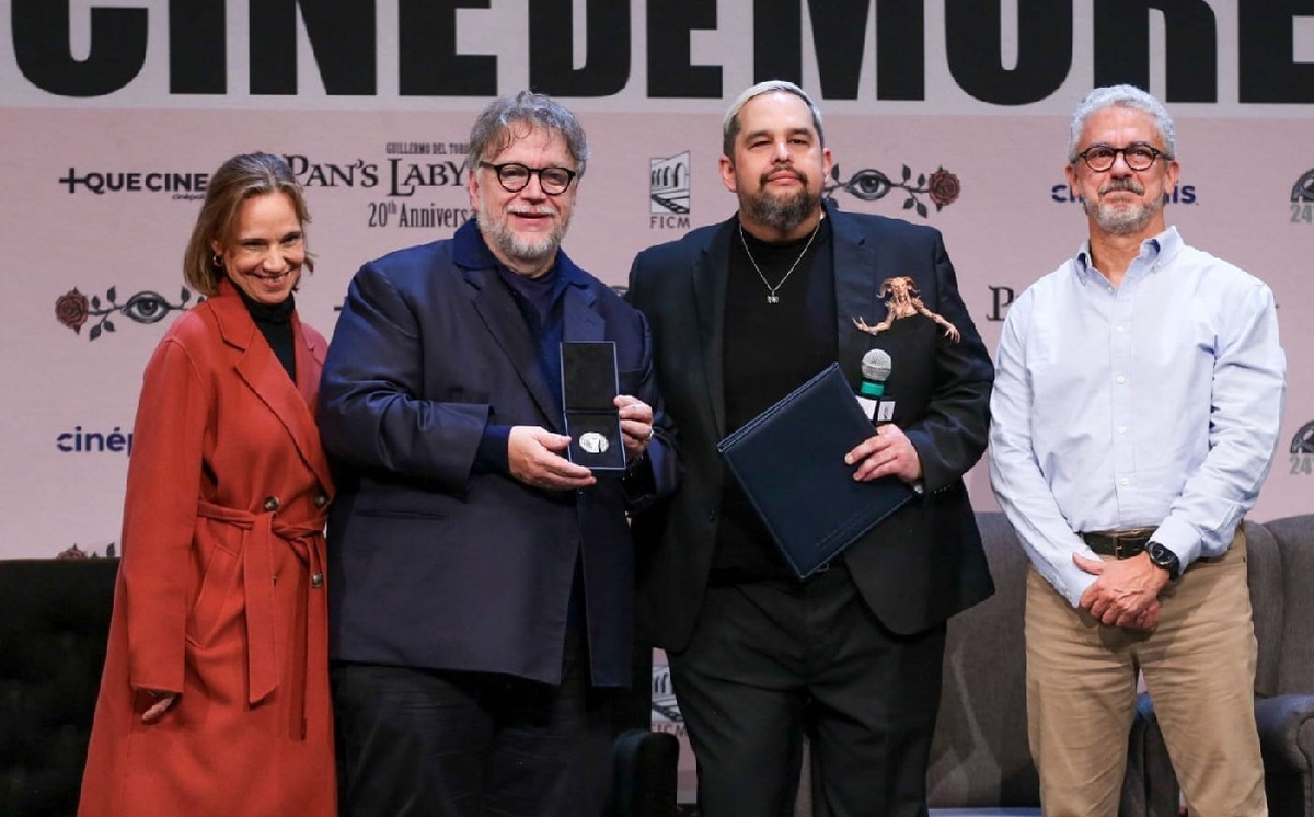 Además de recibir la medalla Filmoteca UNAM, también fue reconocido con el Premio a la trayectoria por su aporte y preocupación por el cine nacional.