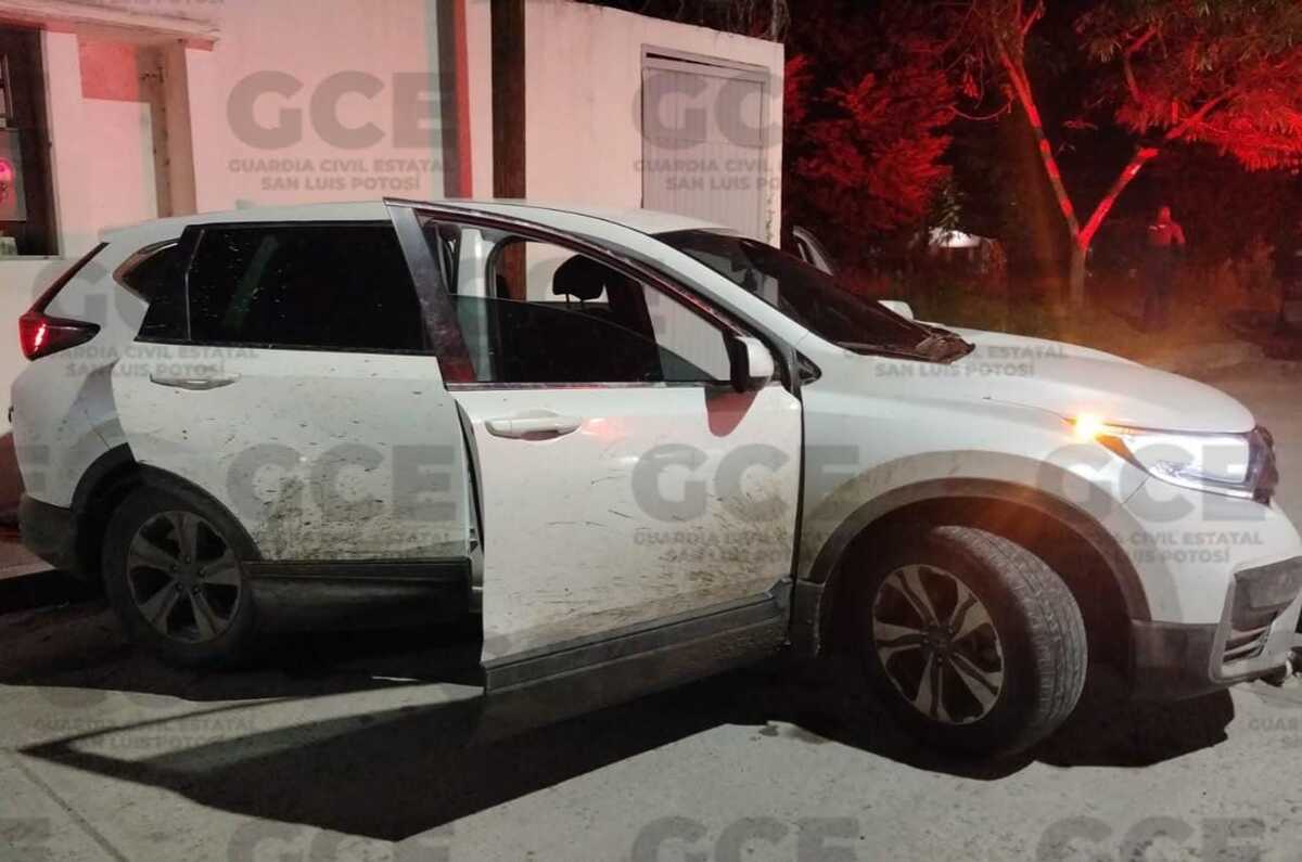 Fueron retirados vehículos con impactos de bala tras los enfrentamientos en Tanquián, SLP. | Foto: Especial
