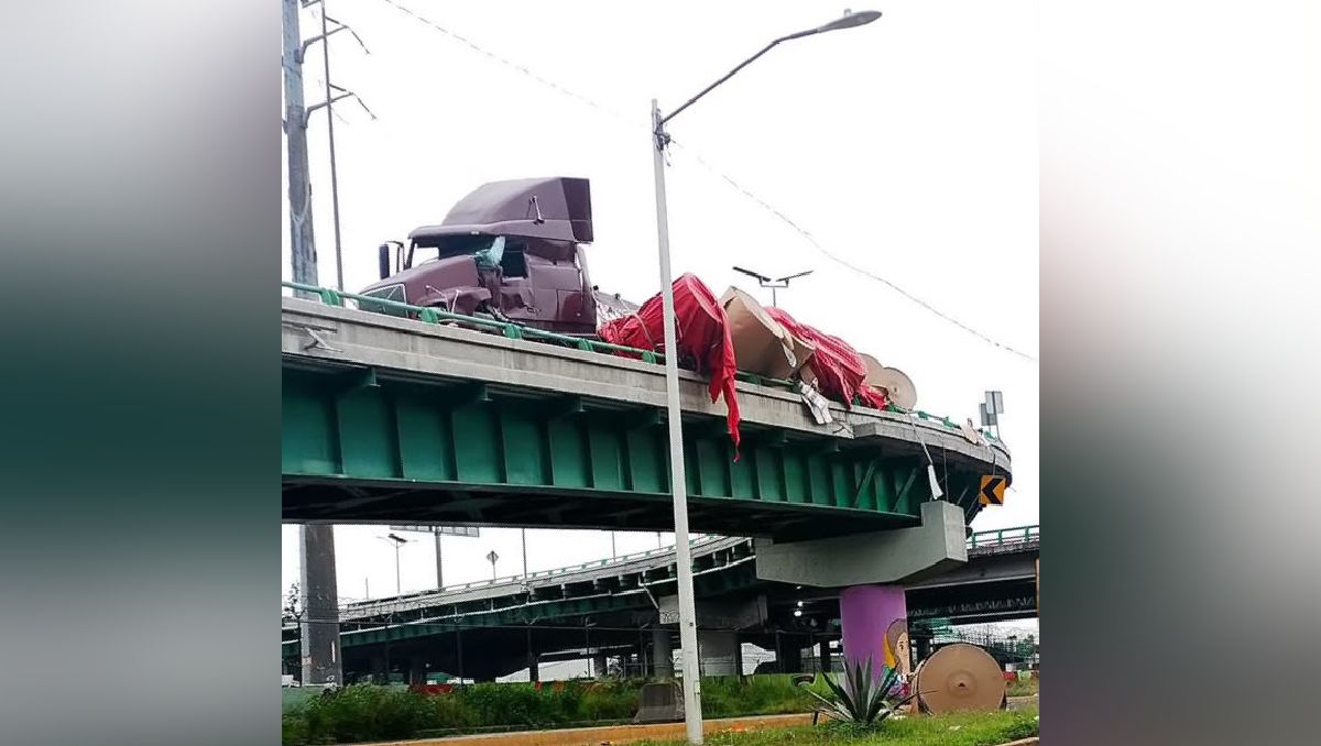 El accidente se registró cuando el tráiler intentó incorporarse a la avenida Río de los Remedios. | Foto: Policía Estatal