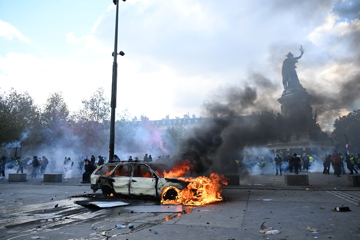 Un auto arde en la Place de La Republique durante una protesta contra el alto costo de vida en París, el sábado 17 de octubre de 2026. | AP