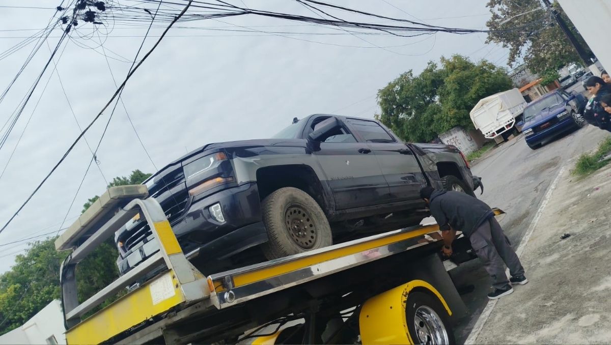 Una de las camionetas es Chevrolet pick up de color gris plata. Foto: Especial