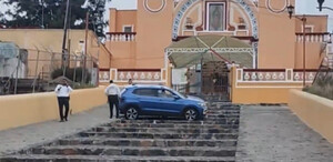 Conductor queda atorado en escalinatas de Cholula por error GPS VIDEO