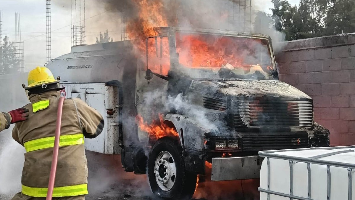 La intensidad del incendio provocó que la cabina de la unidad fuera considerada pérdida total. | Cortesía SSPPC León.