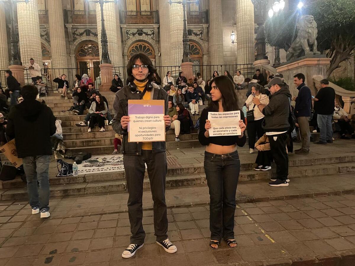 Los manifestantes usaron las escalinatas del Teatro Juárez para denunciar las restricciones impuestas al arte callejero. (Foto: Leticia Sánchez Medel)