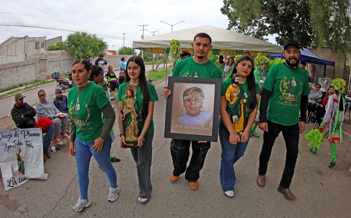 Cada octubre, la familia Castorena Hernández comparte asado y siete sopas para agradecer los favores recibidos. | Foto: Verónica Rivera