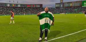 Se hizo viral en redes sociales por su peculiar bailecito guerrero y por su sarape albiverde, y fue invitado por el presidente santista, Aleco Irarragorri.