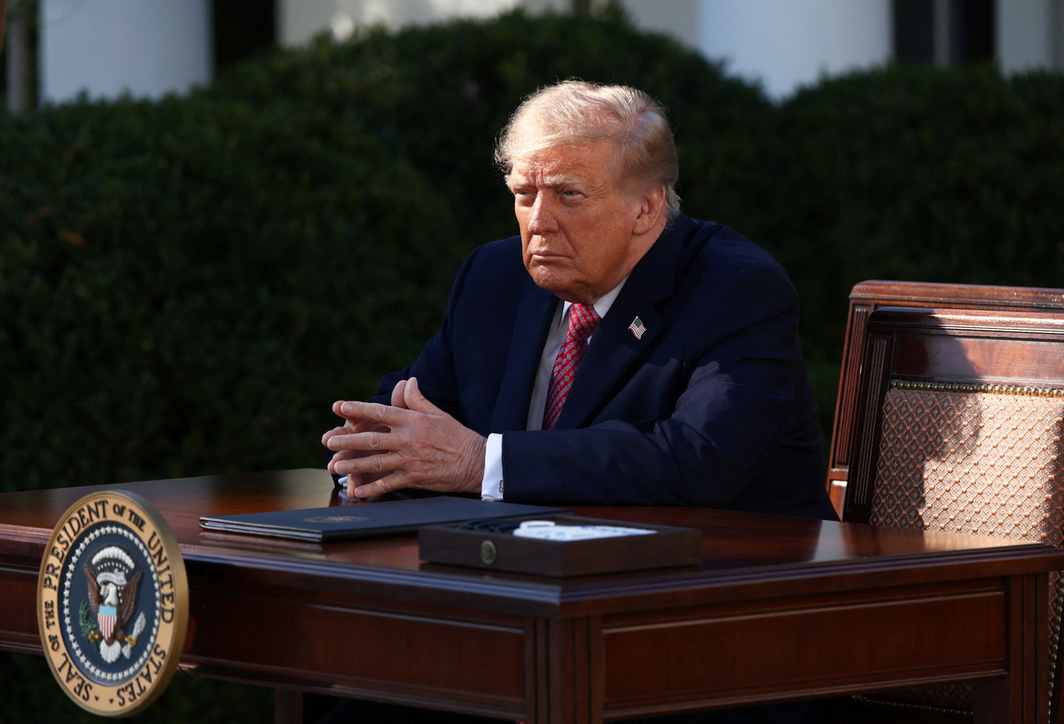 El presidente de Estados Unidos, Donald Trump, asiste a la ceremonia de firma de una orden ejecutiva. | Reuters