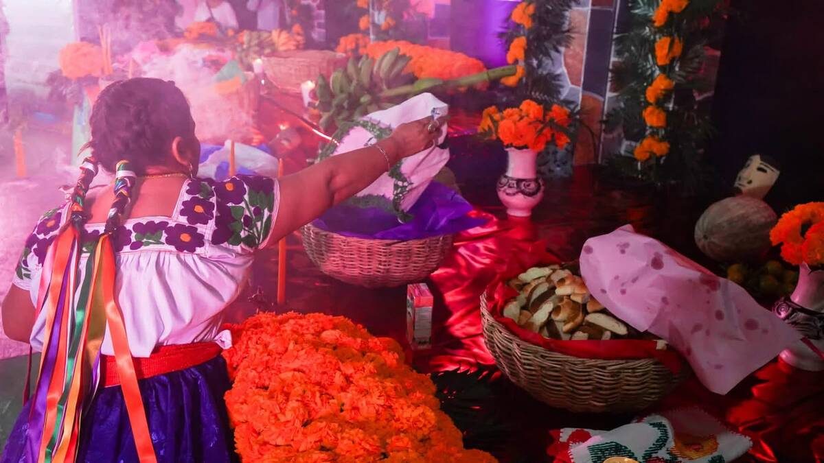 Realizan segunda ofrenda a 'San Lucas' como antesala al Xantolo en Huejutla. (Wendy Salazar)