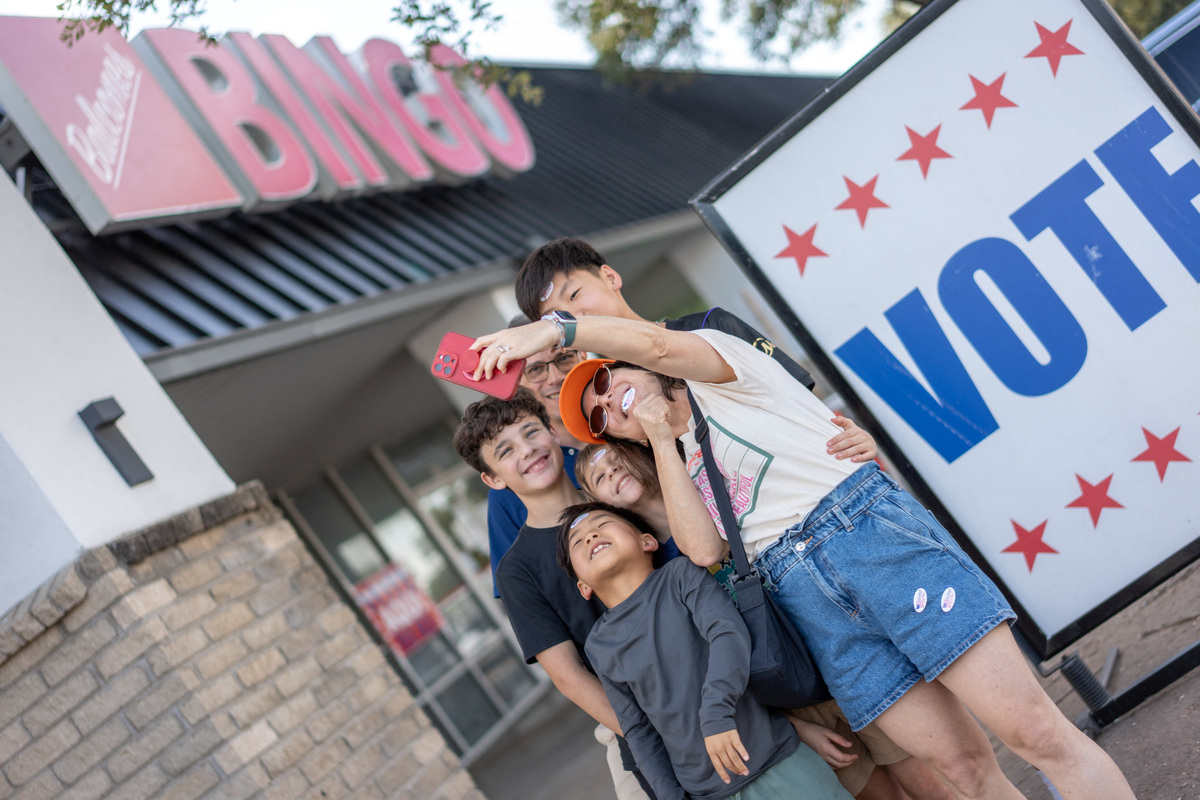 Barbara Fortuny, de Austin, Texas, se toma un selfi con amigos y familiares a las afueras del Balcones Bingo Hall en Austin. | Reuters