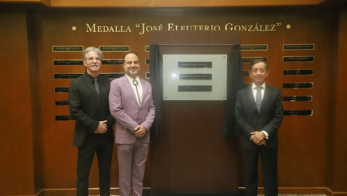 Los doctores Dionicio Palacios Ríos, Arturo Ramírez Montaña, y Benjamin Aziz Talei fueron reconocidos por la UANL. Luis Guerra
