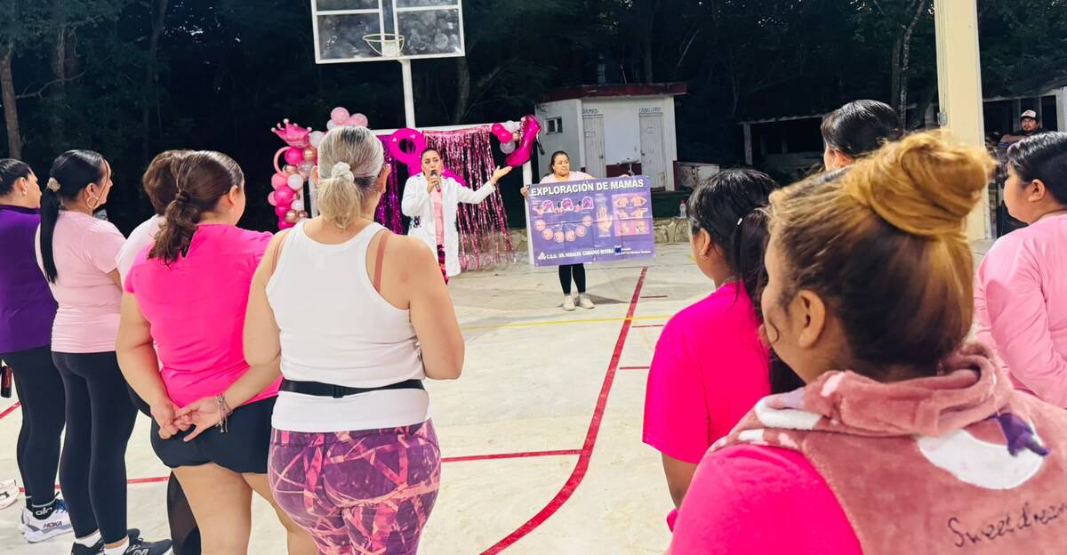 Dra. Adriana Nava explicó a un grupo de mujeres la importancia de la autoexploración. (Wendy Salazar)