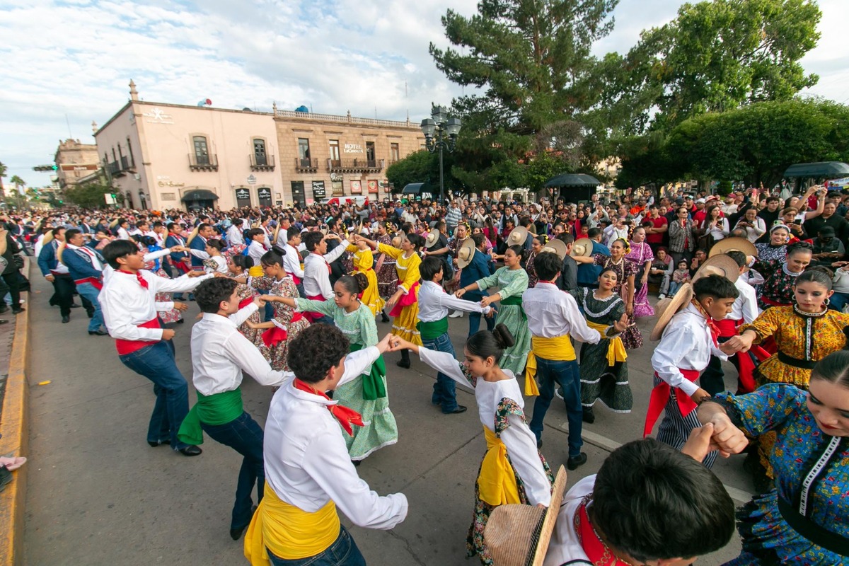 En esta edición se estableció un nuevo récord de participación al reunir a 73 agrupaciones integradas por mil 20 parejas. | Cortesía del ICED