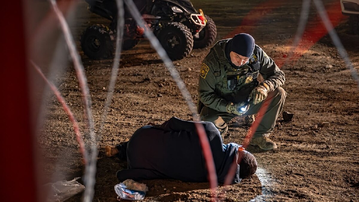El hombre cayó de aproximadamente 12 metros de altura.