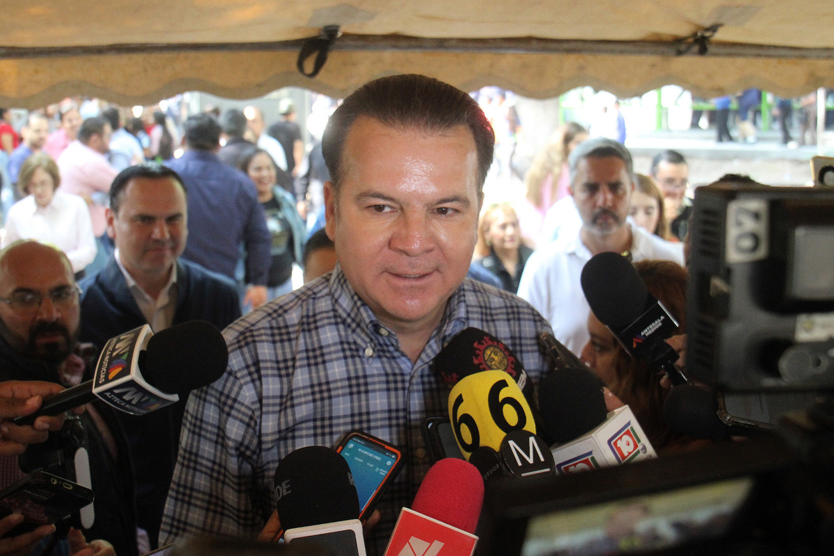 Esteban Villegas respalda a trabajadores del IMSS ante crisis de salud. | Foto: Rolando Riestra.