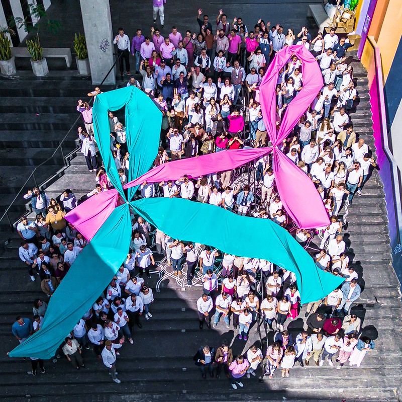 Formaron una lazada rosa en las escalinatas de Ciudad Creativa Digital. (Usi Toledo)