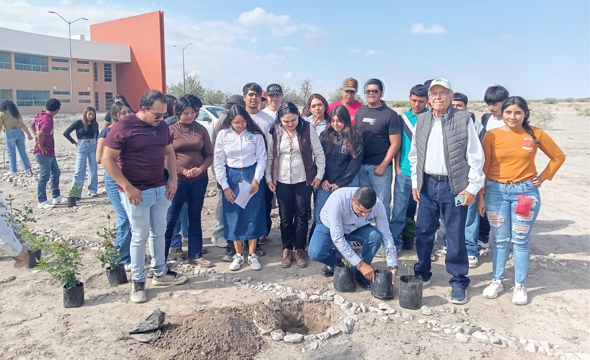 Los jóvenes junto a directivos y maestros plantaron los árboles alrededor del campus. Foto proporcionada por la fuente.