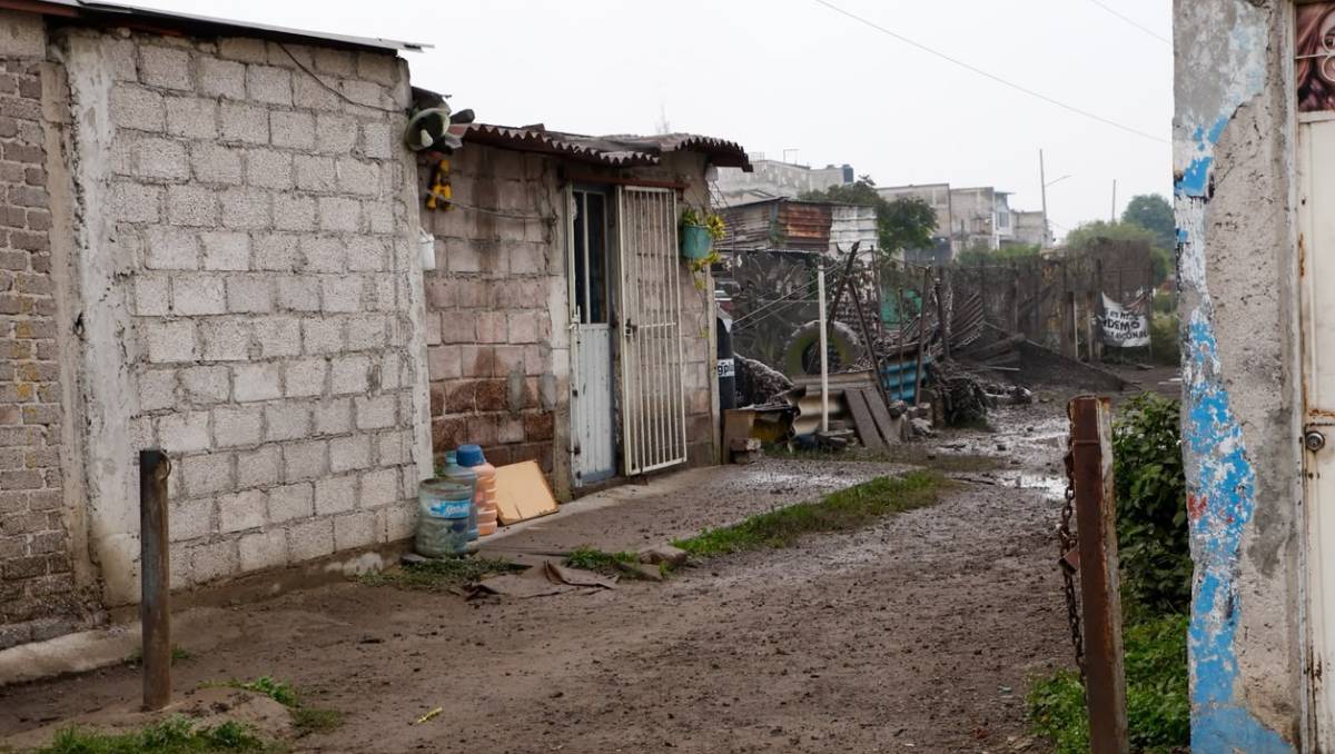 Nezahualcóyotl busca reubicar a familias que viven bajo torres de alta tensión y cerca de un gasoducto. | Foto: Zuleyma García