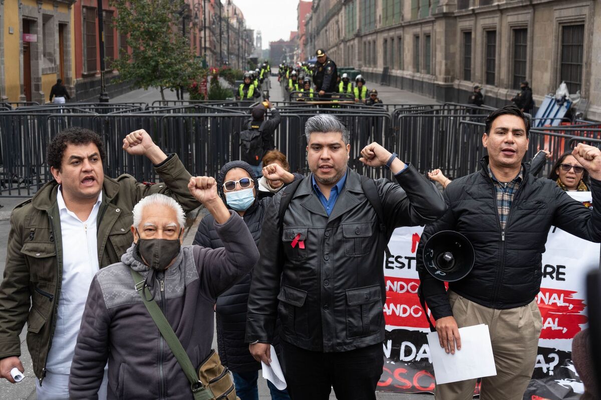 Trabajadores del IMSS de las 37 secciones sindicales del país, se dieron cita frente a Palacio Nacional. | Foto: Cuartoscuro / Camuila Ayala Benabib