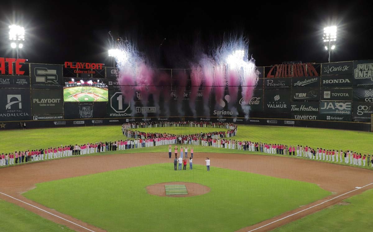 El Unión Laguna y miles de personas realizaron el "Lazo Algodonero" en el Estadio Revolución. | Foto: Martín Piña