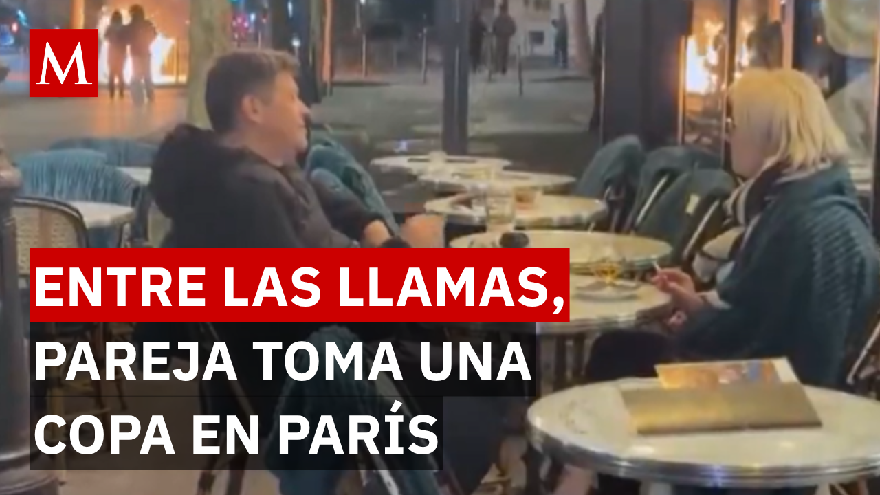 Así se vivieron las protestas en París: una pareja bebía vino junto a un contenedor en llamas