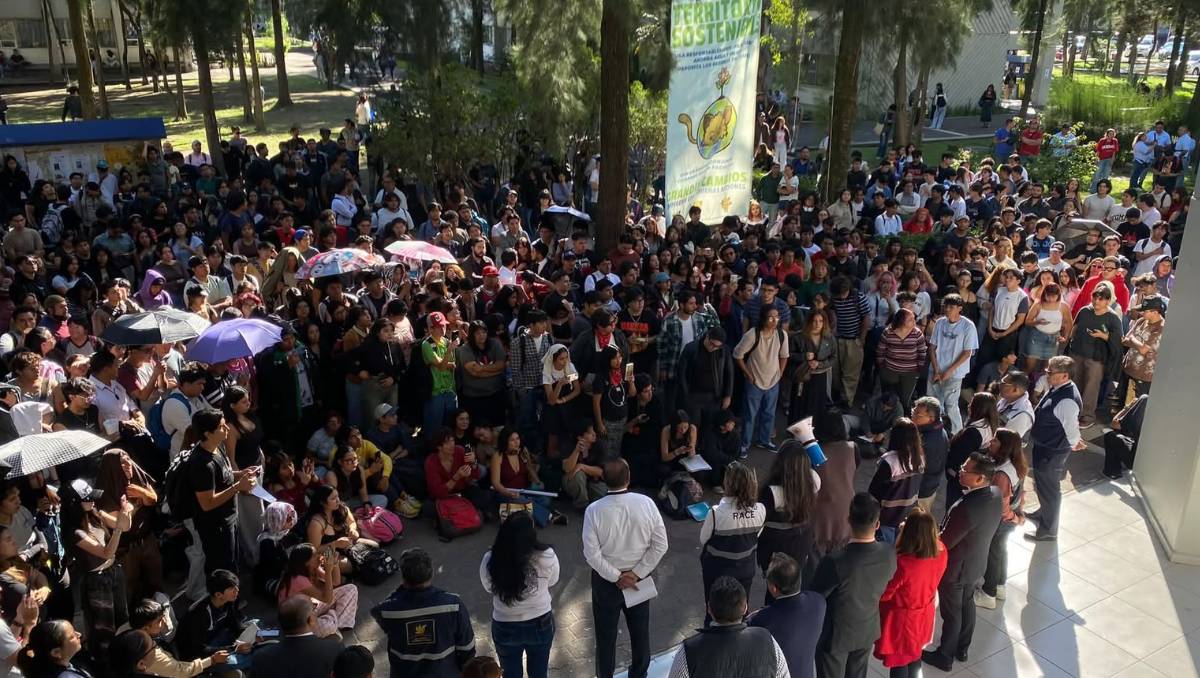 Alumnos de la FES Aragón protestaron para exigir respuesta a sus peticiones de la asamblea del 20 de octubre. | Foto: Especial