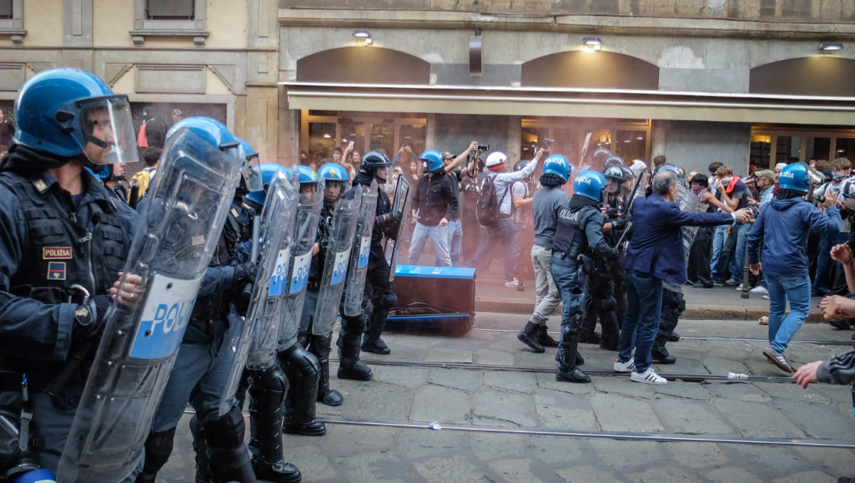 Más de 170 asaltantes durante las protestas de Milán fueron identificados, la mayoría menores de edad. | EFE
