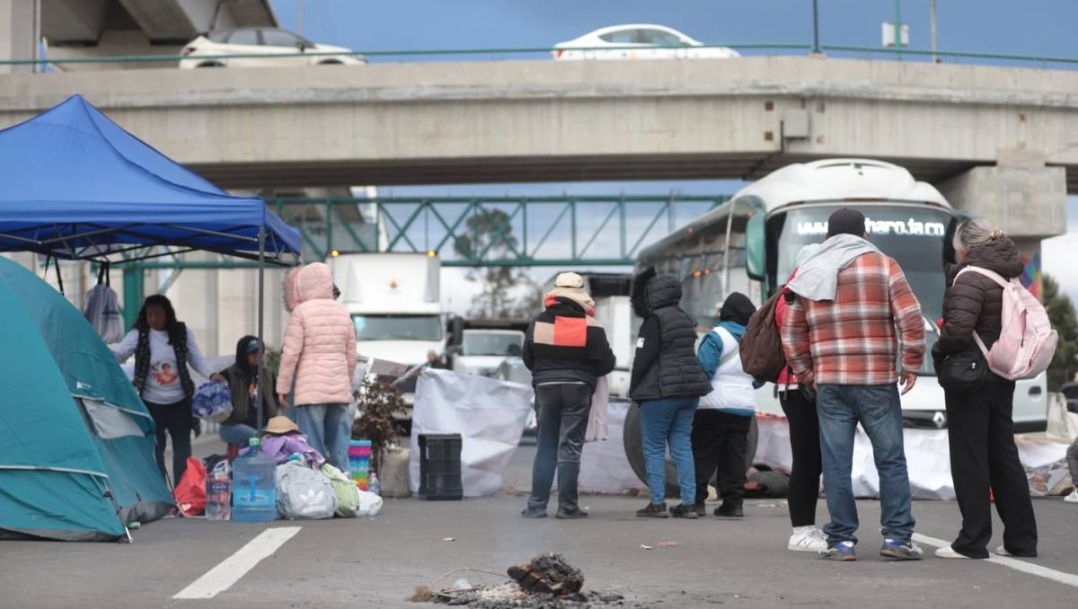 El bloqueo de madres buscadoras en Lerma dejó a cientos de personas varadas y afectó sus actividades laborales y familiares.| Foto: Mellissa López