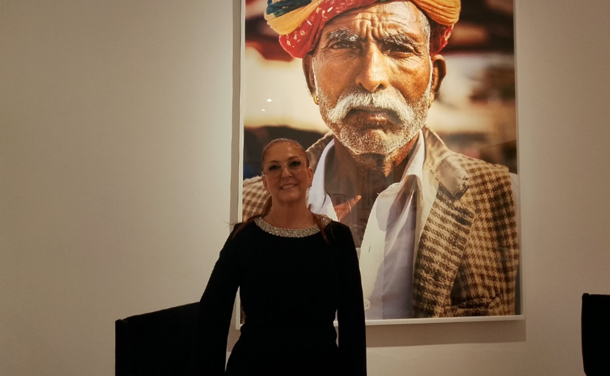 Carla Joffe posando frente a uno de sus retratos. (Foto: Especial)