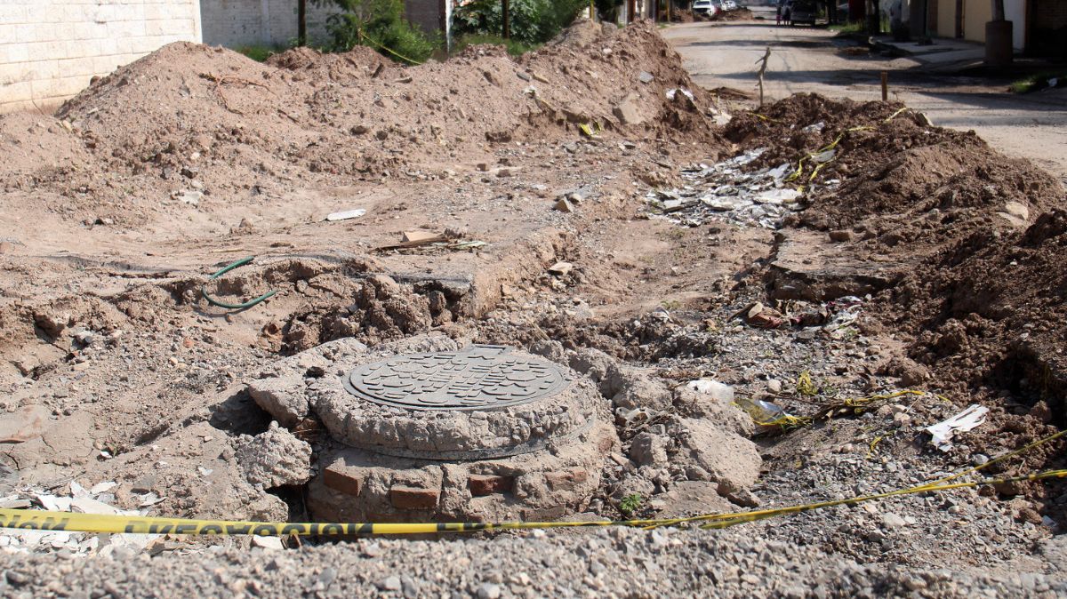 Denuncian socavones y fallas en red de Agua Saludable en Morelos II.| Rolando Riestra.