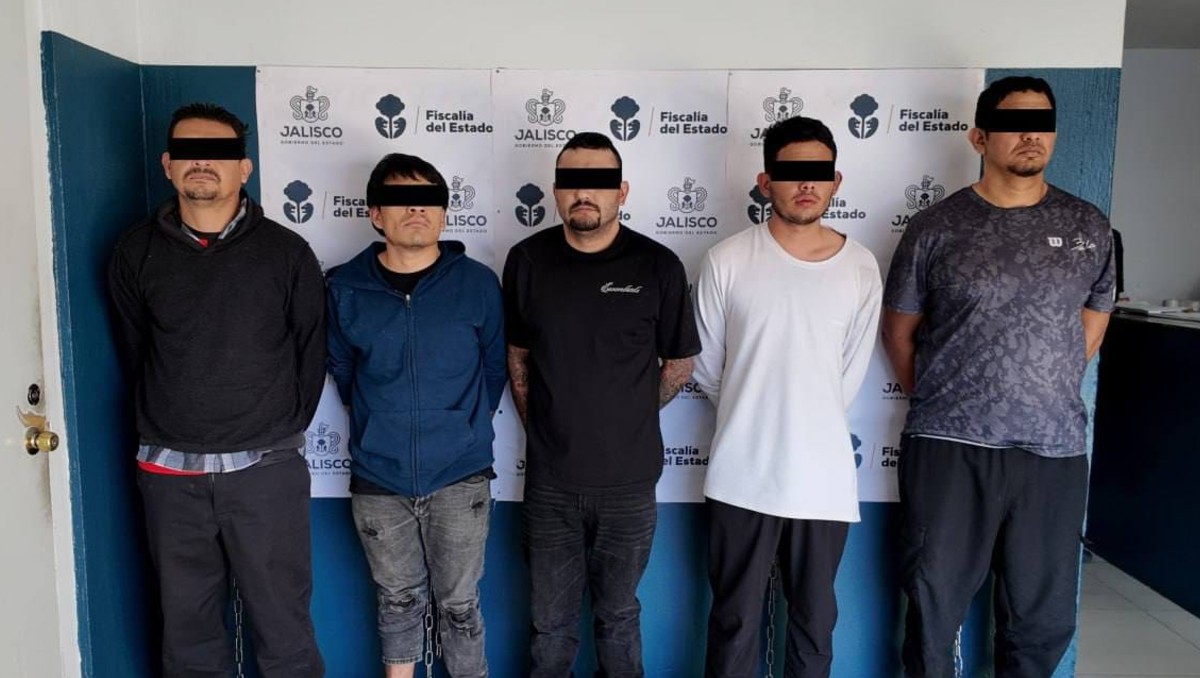 Los detenidos fueron capturados a bordo de una camioneta en la calzada Independencia señalados por hechos violentos (Cortesía Fiscalía de Jalisco)