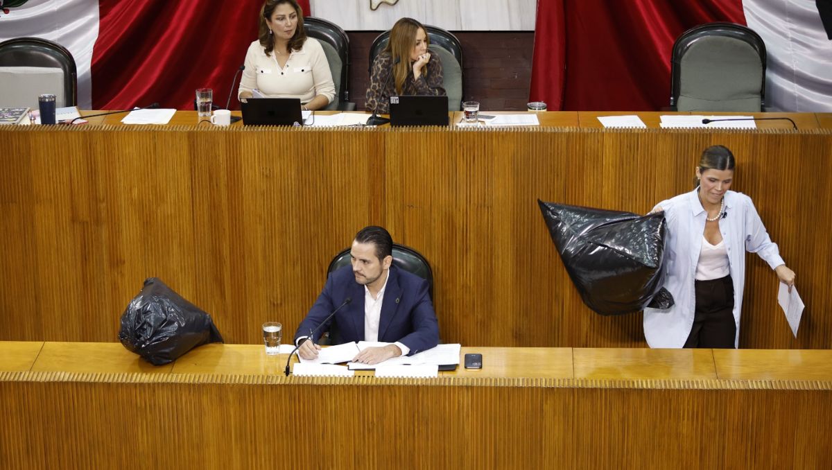 La diputada Claudia Caballero colocó bolsas de basura al lado del director de Simeprode, Francisco Silva Soto | Jorge López