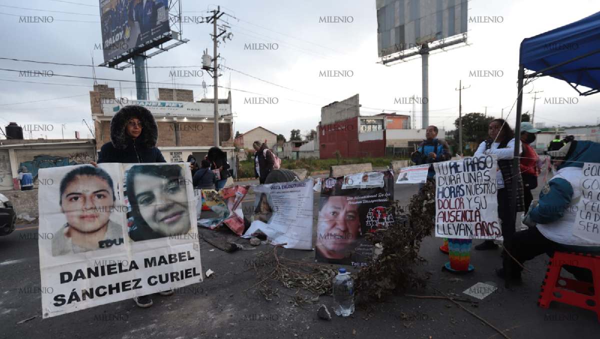 Familiares de desaparecidos mantienen cerrada la México-Toluca. | Foto: Tania Contreras
