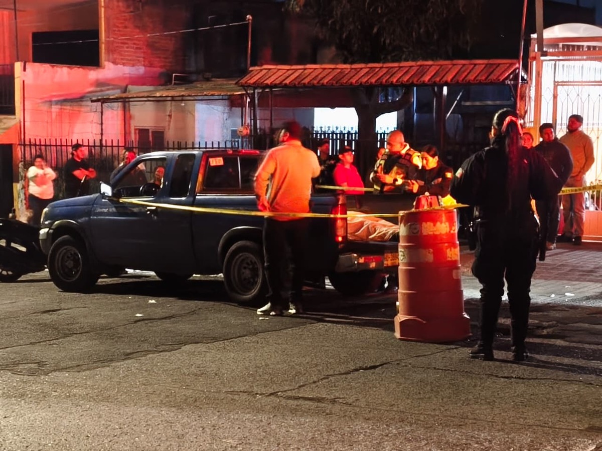 El hombre fue trasladado a recibir atención en la caja de una camioneta. (Vicente Torres)