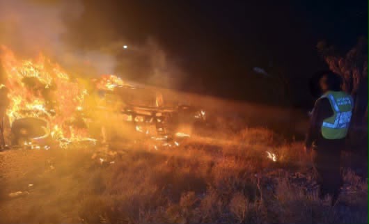 Muere trailero tras volcadura e incendio en puerto de Rocamontes.| Policía MIELNIO.