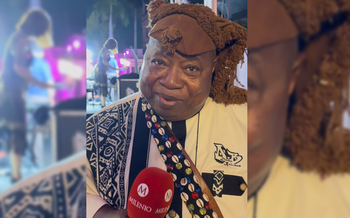 El pianista maliense Cheick Tidiane Seck se presentó con su octeto en el pórtico del Palacio Municipal durante el Festival Internacional de Jazz de Ta