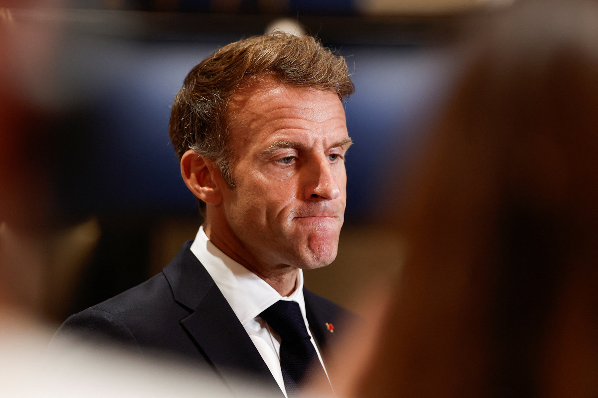 El presidente francés, Emmanuel Macron, observa mientras habla con los medios de comunicación. | Reuters