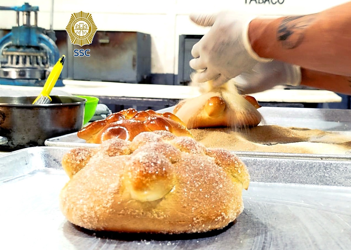 La SSC de CdMx impulsa la producción de pan de muerto para generar ingresos para las personas participantes. | Especial