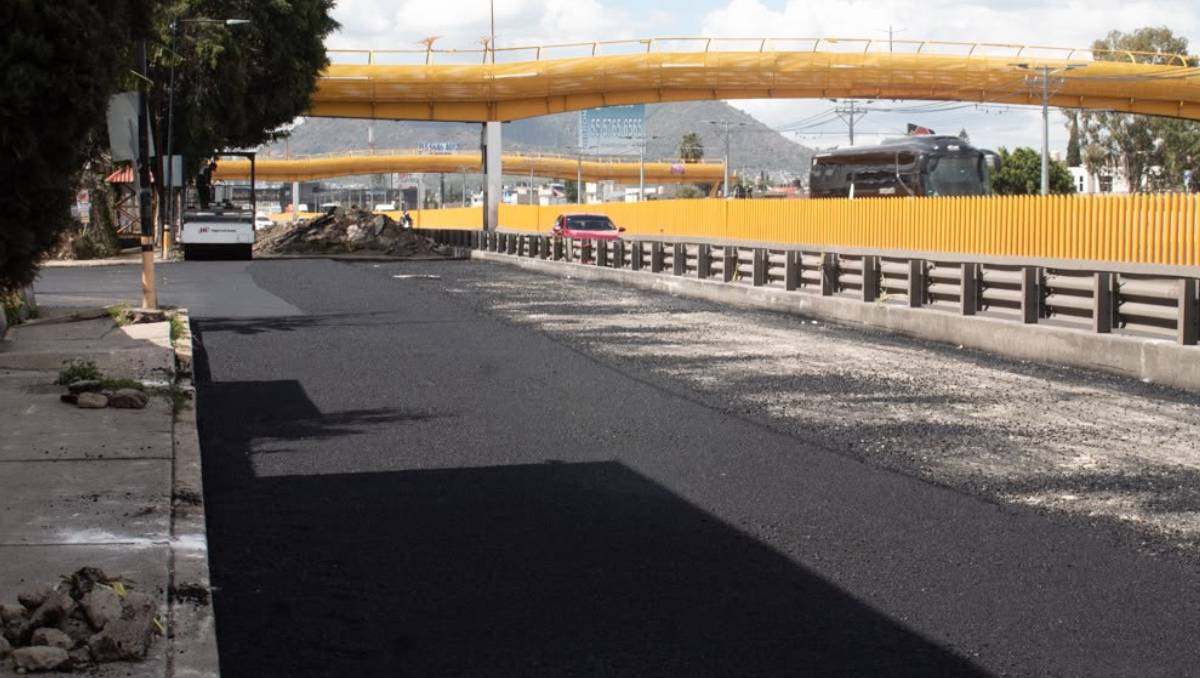 Un taponamiento de basura y azolve colapsó el drenaje en la México-Puebla y provocó acumulación de agua en Valle de Chalco. | Foto: Especial