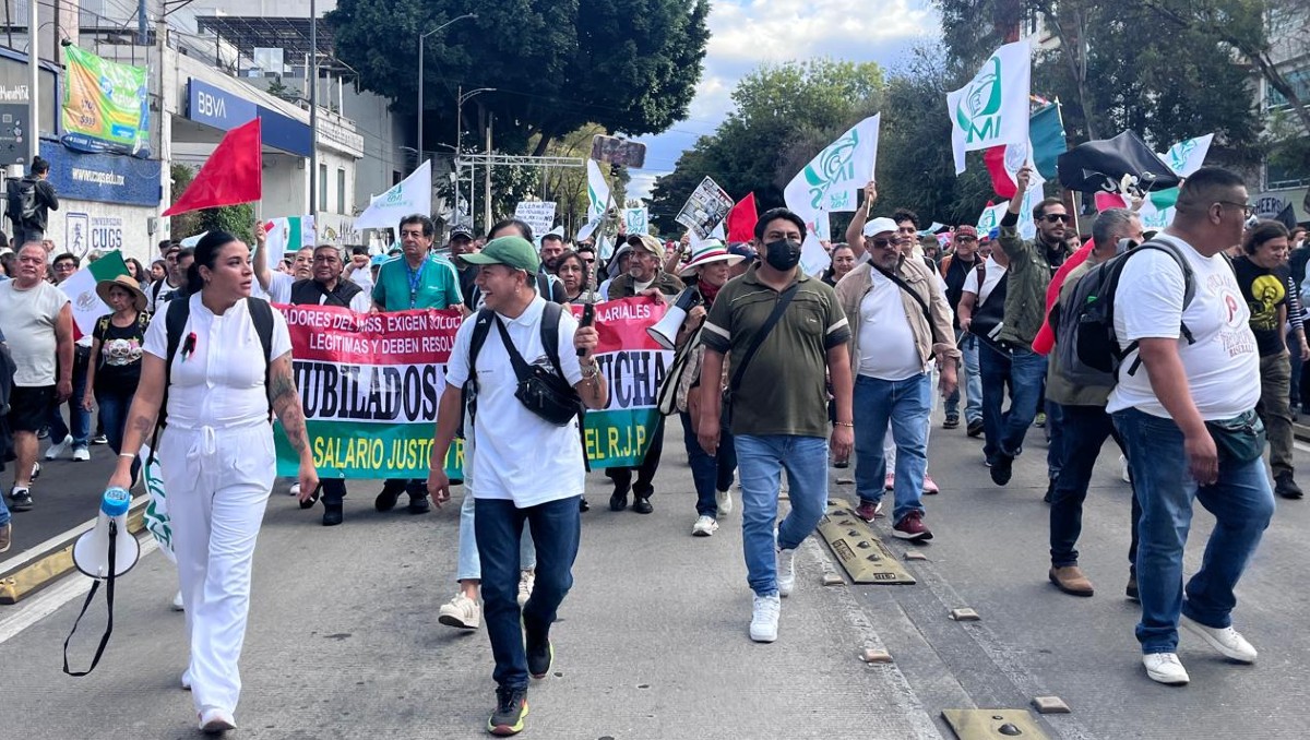 Trabajadores y jubilados del IMSS marchan por las calles de la CDMX para exigir soluciones a sus demandas laborales y un salario justo.